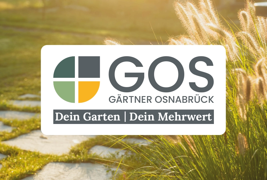 Logo von GOS Gärtner Osnabrück mit Slogan "Dein Garten | Dein Mehrwert" vor natürlichem Hintergrund.