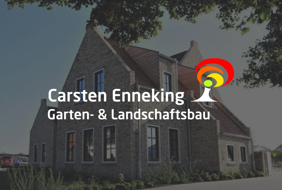 Ein Ziegelsteingebäude mit Satteldach, umgeben von Pflanzen, bewirbt Garten- und Landschaftsbau.