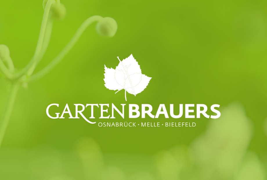 Ein weißes Logo mit Blattmotiv und "GARTENBRAUERS" auf grünem Hintergrund; Städte: Osnabrück, Melle, Bielefeld.