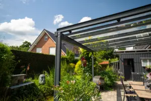 Varianda Terrasenüberdachung grüner Garten