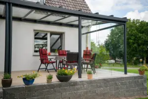 Varianda Glas Überdachung Terrasse Stühle rot